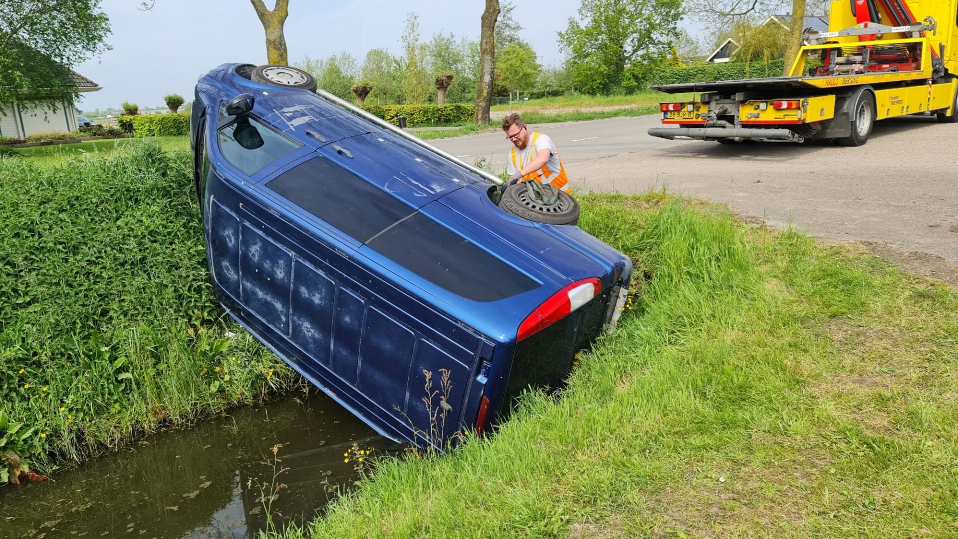 Bus in sloot: veel hulpdiensten naar Waarland