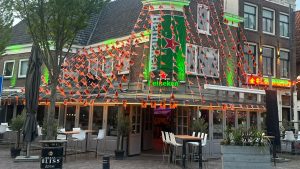 Oranje vlaggen ‘Bij Ons’ moeten weg