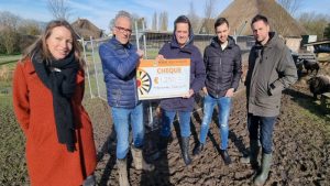 Buurtkippenhok ontvangt cheque van Ronde Tafel