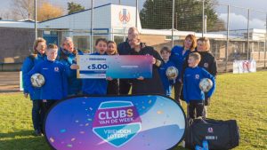 Fraaie cheque voor VV Winkel