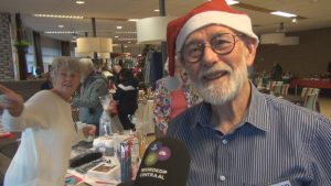 Loterijen en snuisterijen op kerstmarkt