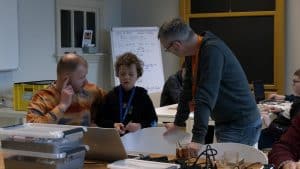 Jongeren tussen de 7 en 17 jaar leren programmeren in School 7 (video)