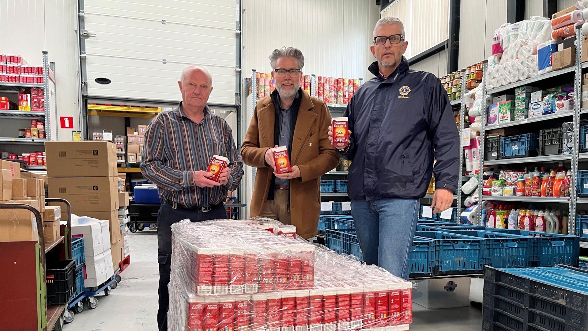 Voedselbank ontvangt 900 pakken koffie van de Lionsclubs