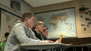 Debattoernooi op school: “Jongeren moeten meer betrokken raken bij de politiek” (video)