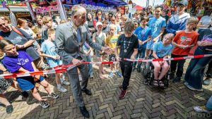 Helderse zomerkermis geopend door grote en kleine burgemeester