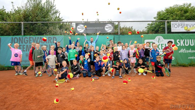 Vijftig graveltijgers bij clinic Tennisvereniging Julianadorp