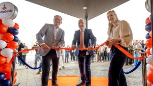 Drukte van belang bij opening nieuwe Rabobank kantoor in Den Helder