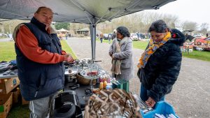 Eerste kofferbakmarkt van het seizoen bij de Donkere Duinen