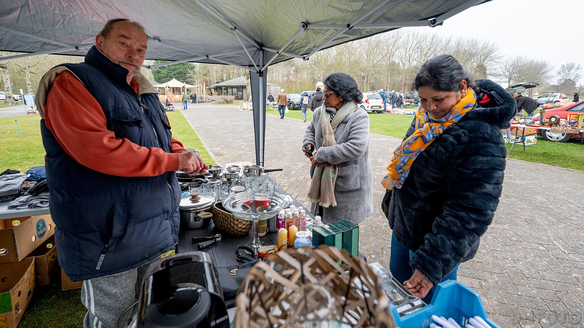 Eerste kofferbakmarkt van het seizoen bij de Donkere Duinen