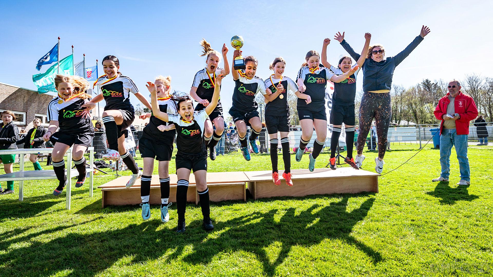 Finaledag schoolvoetbal spannend en met een heerlijk zonnetje