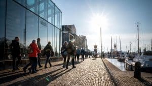 Wandelaars genieten weer ouderwets van zon en vertier (fotoalbum)