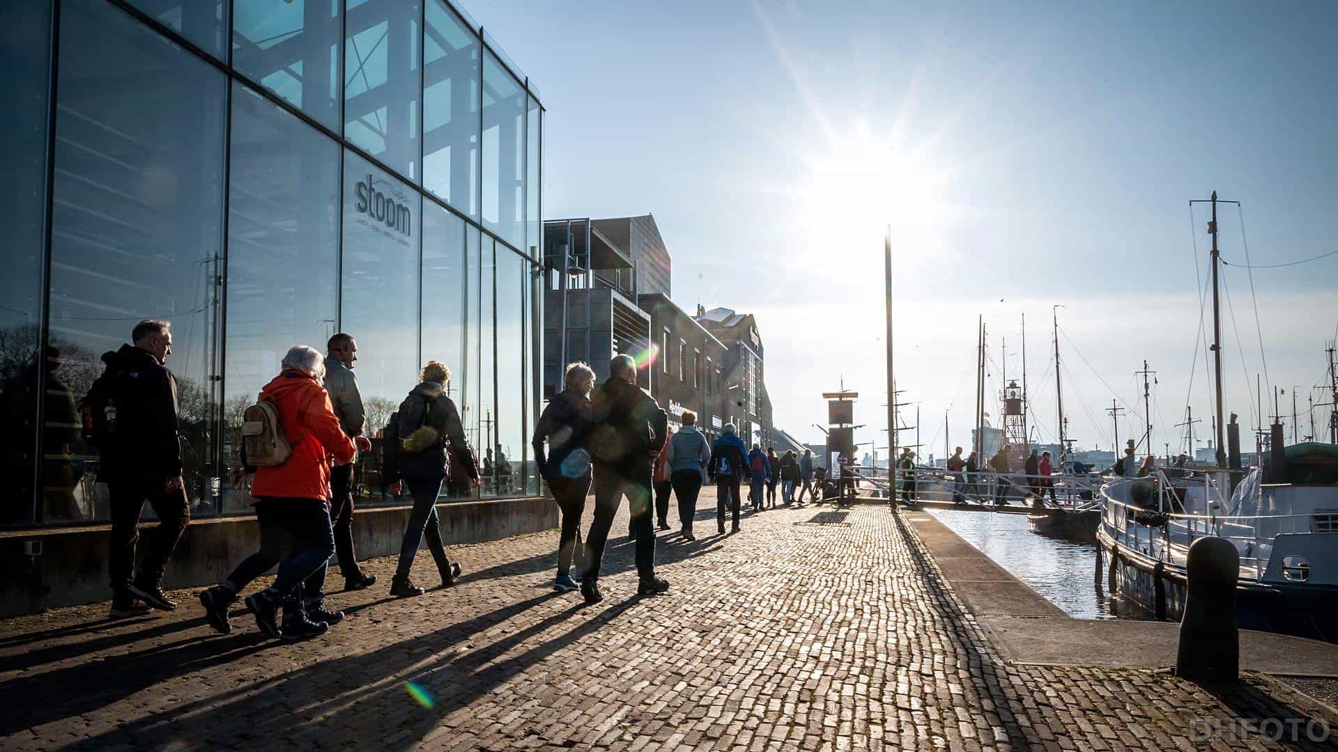 Wandelaars genieten weer ouderwets van zon en vertier (fotoalbum)