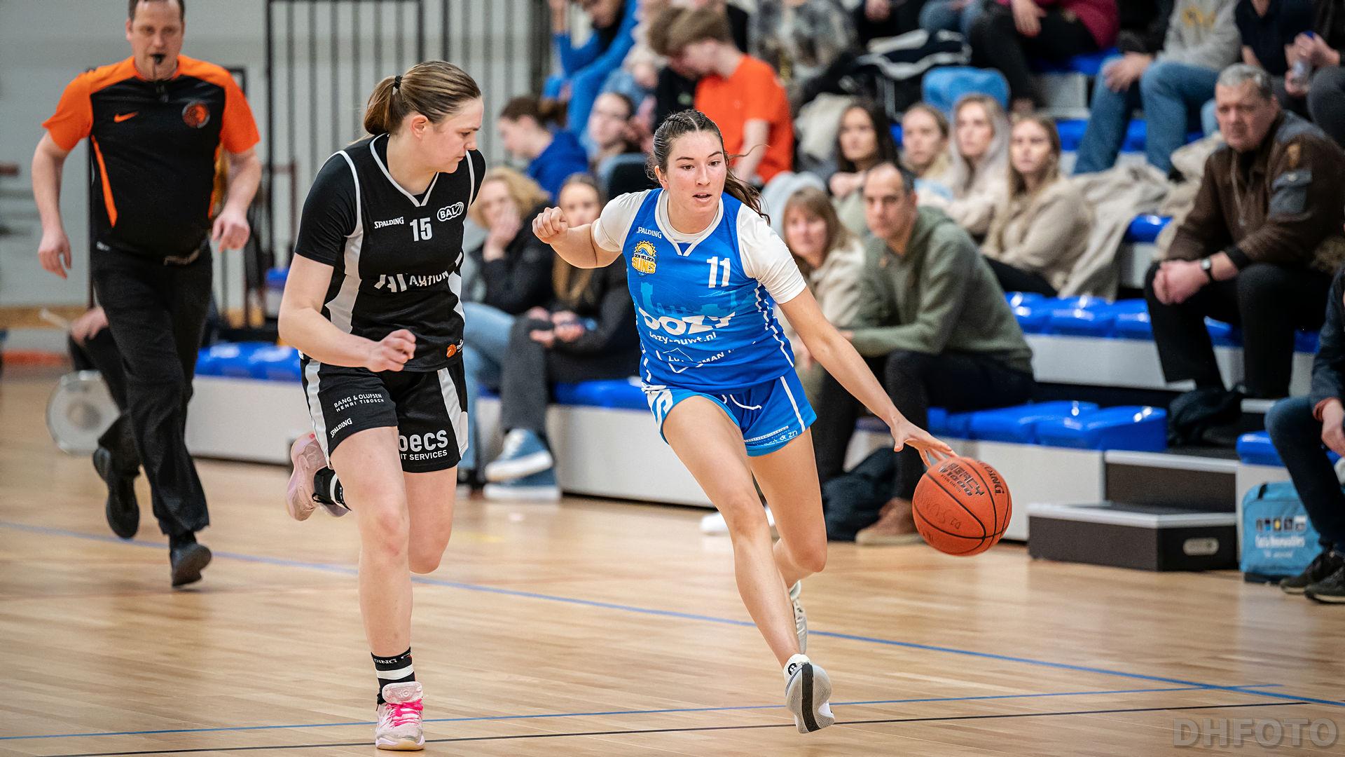 Video: Dames van Den Helder Suns scoren weinig, maar winnen wel voor eigen publiek