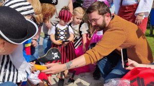 Detectiespecialist DJ Laan aanwezig bij Piratenfeest van De Sammeltjes