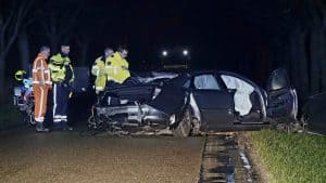 Drie personen gewond na auto tegen boom in Slootdorp