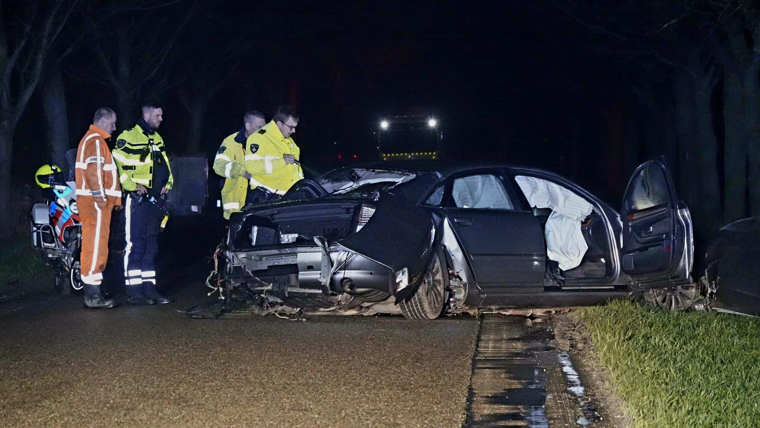 Drie personen gewond na auto tegen boom in Slootdorp