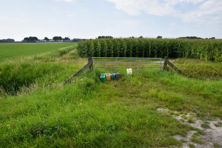 Tien vaten aangetroffen langs Oosterweg in Nieuwe Niedorp