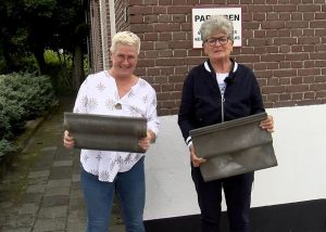 Video: Ludieke dakpannenactie voor renovatie dorpshuis Westerland