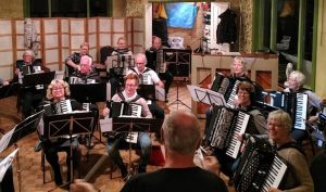 Accordeongroep treedt op in de Keesschuur