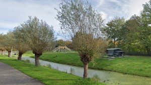 Wethouder in gesprek met inwoners Waldervaart