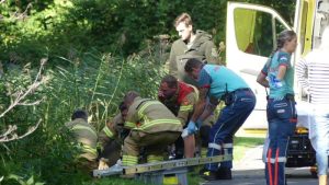 Vrouw fietst met driewieler te water