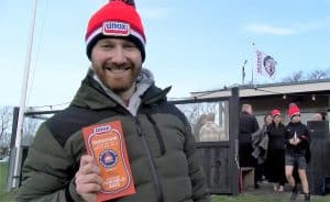 Tientallen personen nemen duik in het relatief warme Amstelmeer (video)