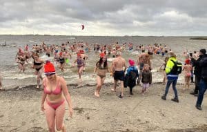 Video: Frisse nieuwjaarsduik in het Amstelmeer