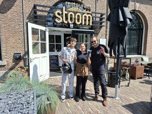 Duikers verrassen Romy met werkende iPhone