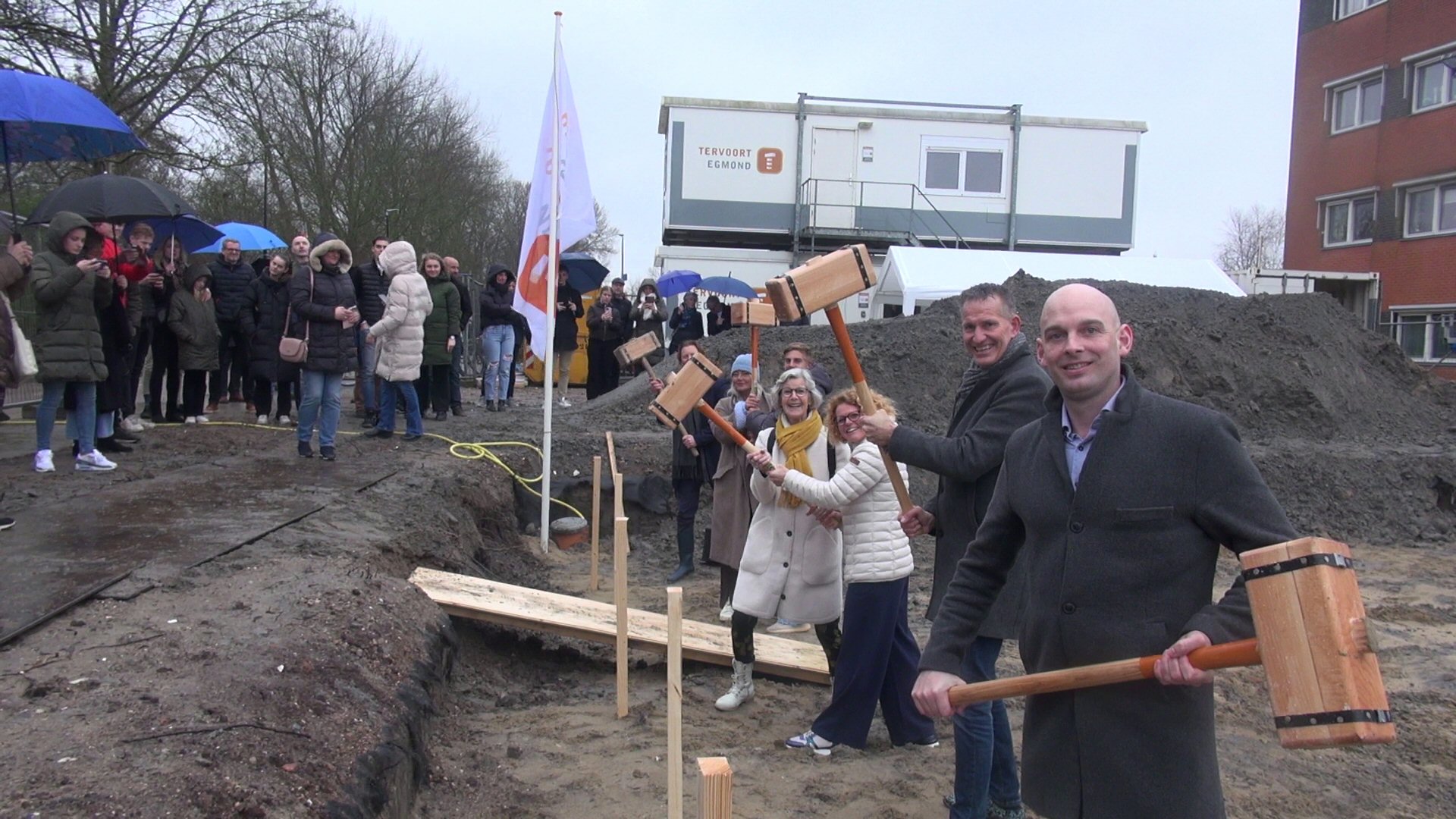 Eerste palen De Paauw in de grond (video)