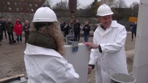 Wethouder Kruijer legt eerste steen