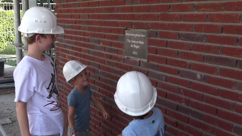 Tijs, Siem en Mats leggen eerste steen