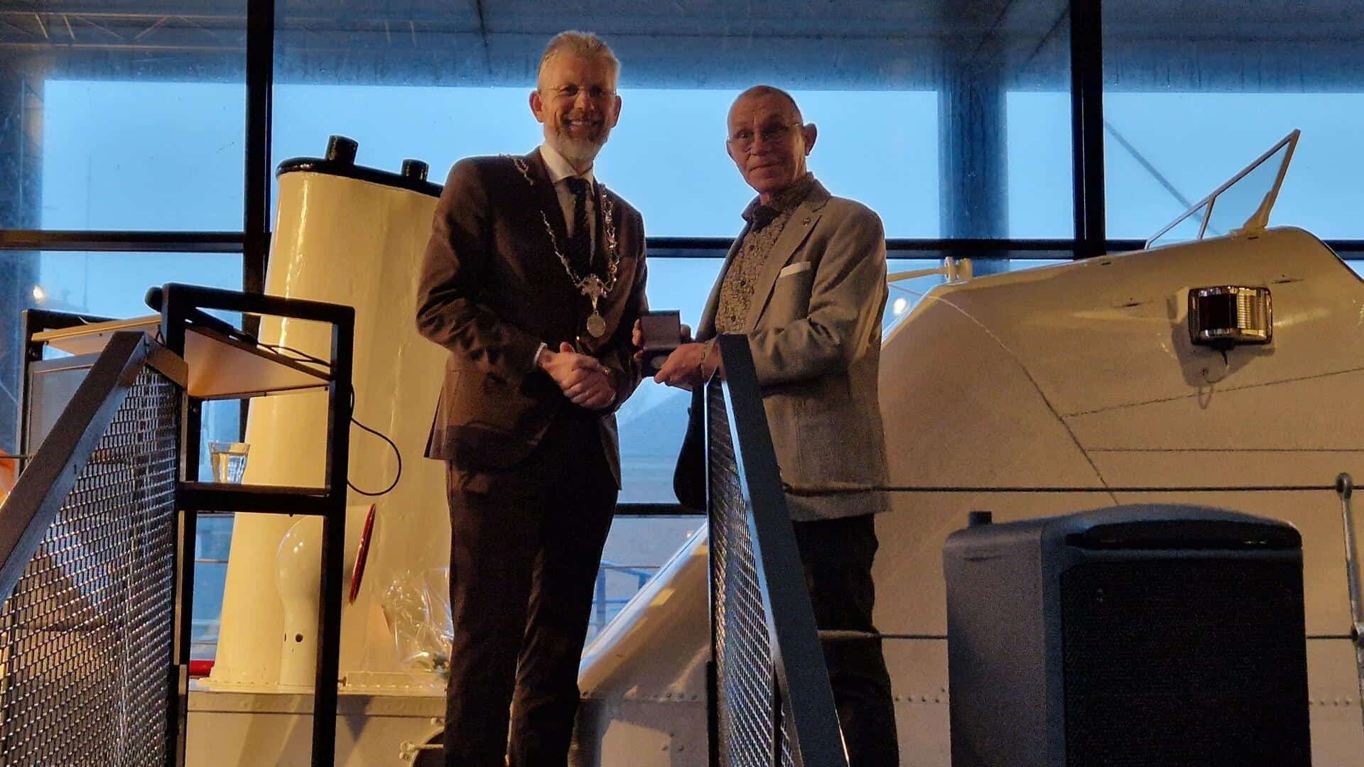 Den Helder schenkt Jan de Ruiter de zilveren erepenning