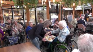 Groot feest bij jubilerend De Bron (video)
