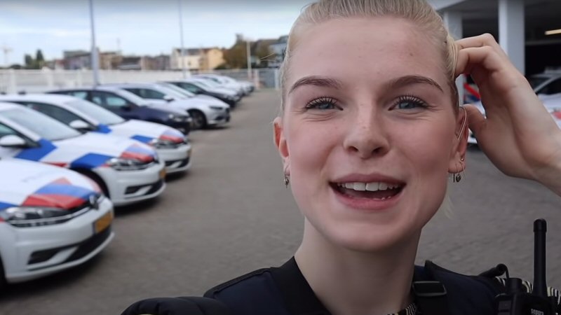 Femke Meines op YouTube mee met de politie