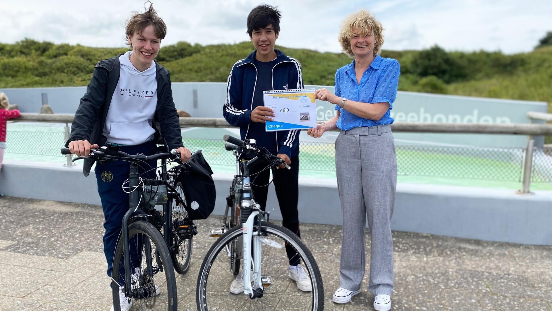 Scholieren fietsen ruim 800 euro bij elkaar voor verstikte zeehonden