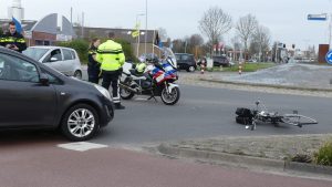 Fietser gewond bij aanrijding op rotonde