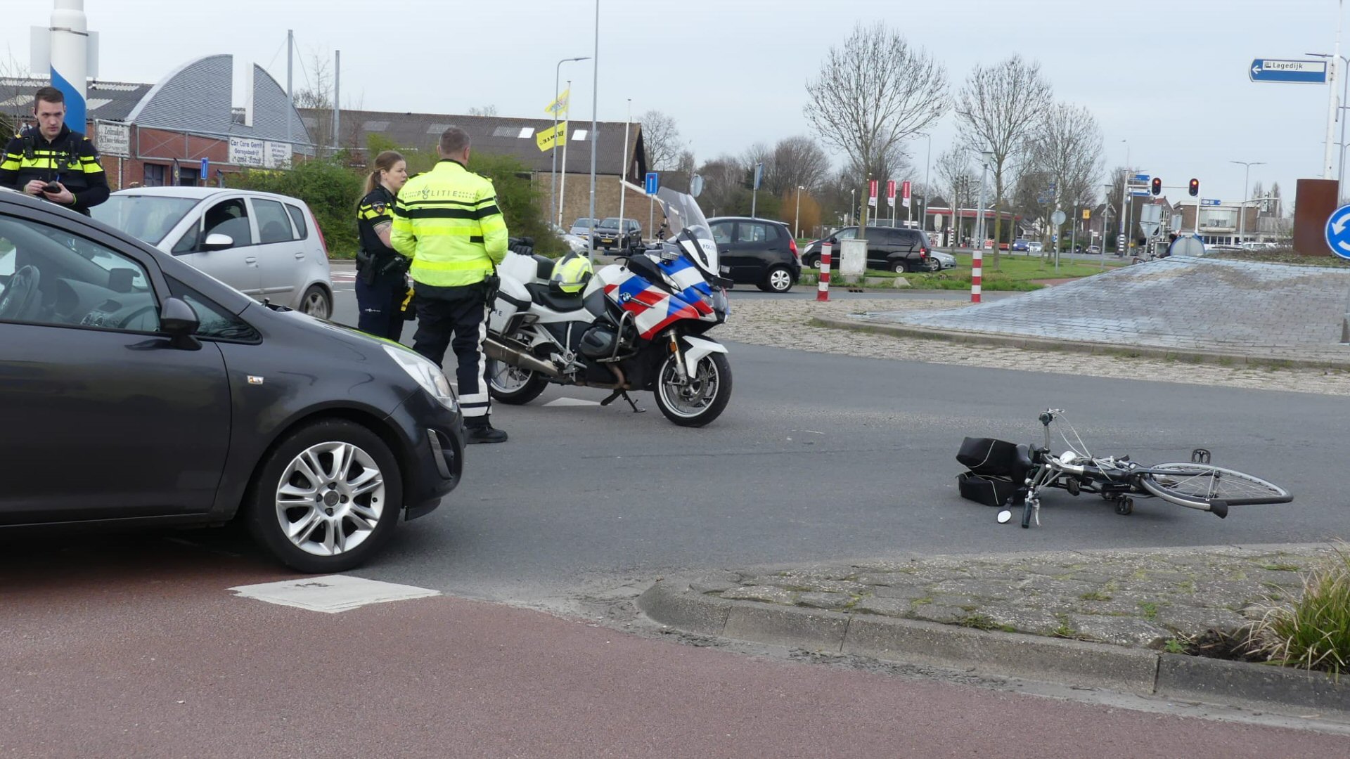 Fietser gewond bij aanrijding op rotonde