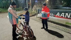 Veilig op de weg door fietslampjesactie bij DWOW