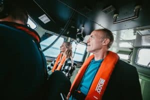Fleur Raateland zingt lied voor jarige KNRM