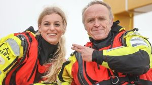 Fleur zingt lied voor jarige KNRM
