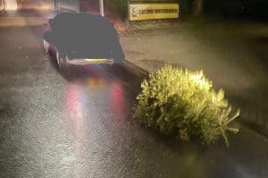 Kerstboom achter de auto, dat mag niet!