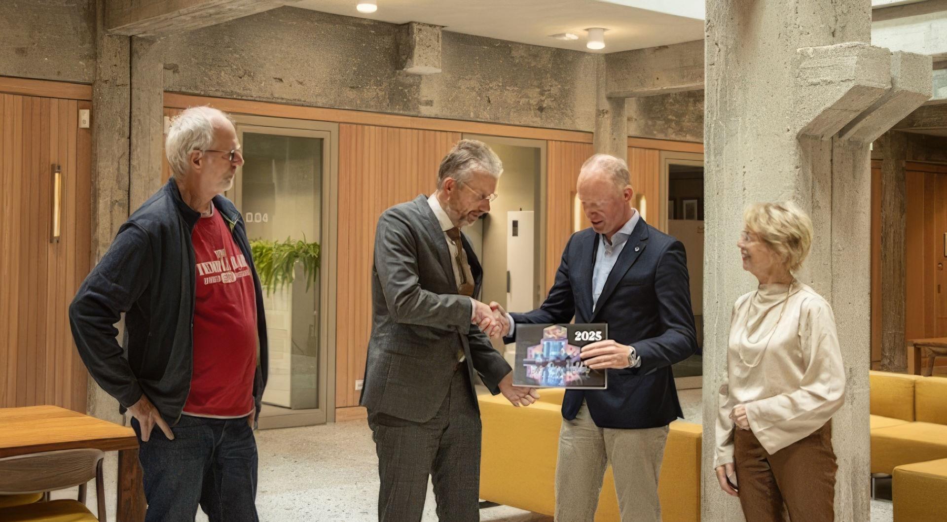 Eerste exemplaar nieuwe kalender Rotary voor burgemeester Jan de Boer