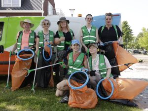 Vrijwilligers ruimen zwerfafval op in Middenmeer