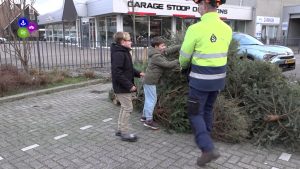 Kerstbomen weer het huis uit