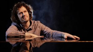 Zanger-pianist Roon Staal in Wieringerwerf