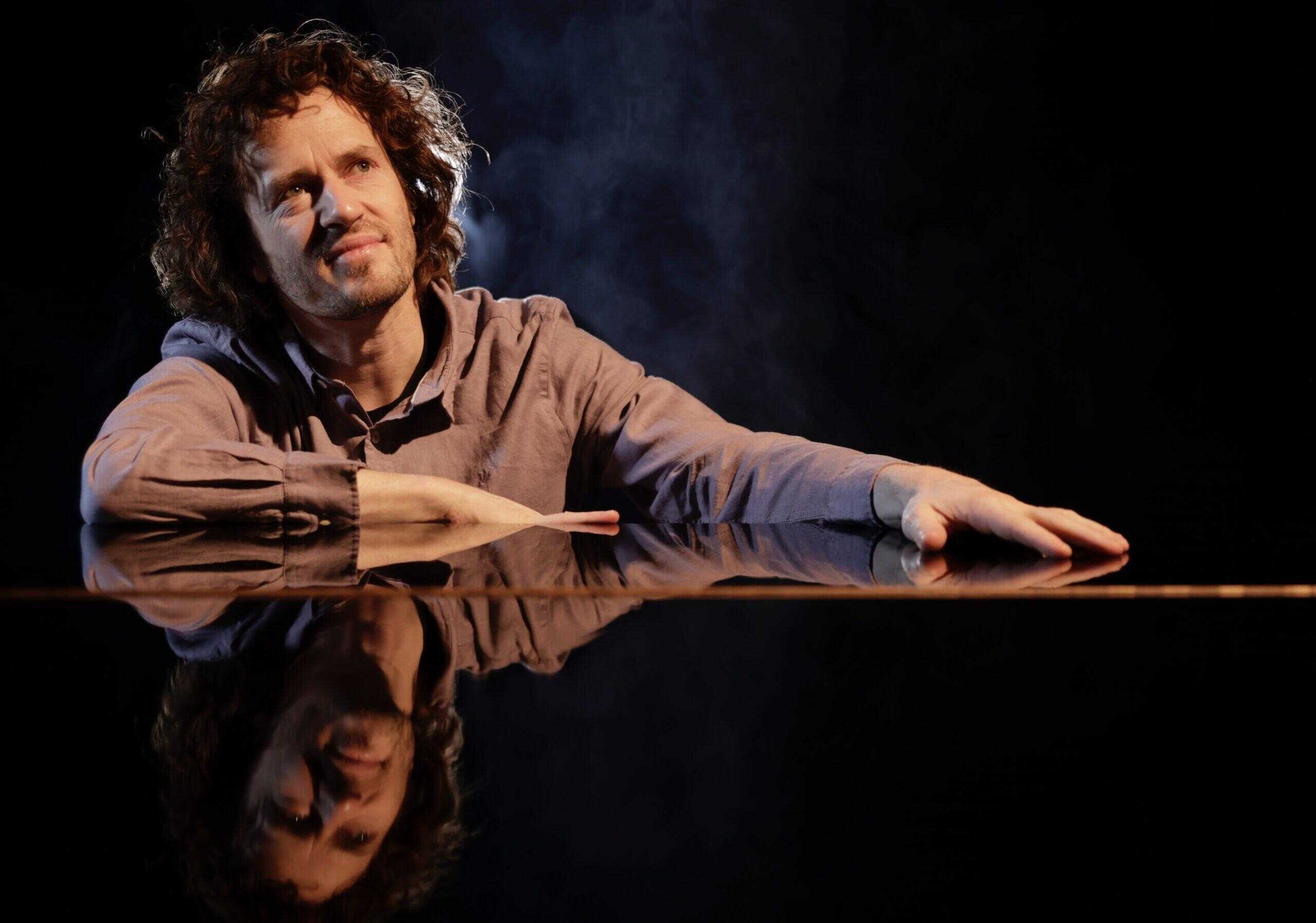 Zanger-pianist Roon Staal in Wieringerwerf