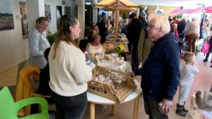Video: Veel variatie op voorjaarsmarkt in zorgcentrum Lelypark