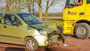 Twee auto’s total loss na botsing