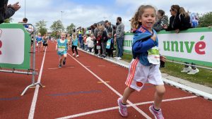 Leerlingen basisscholen op de atletiekbaan tijdens de Scholierenveldloop