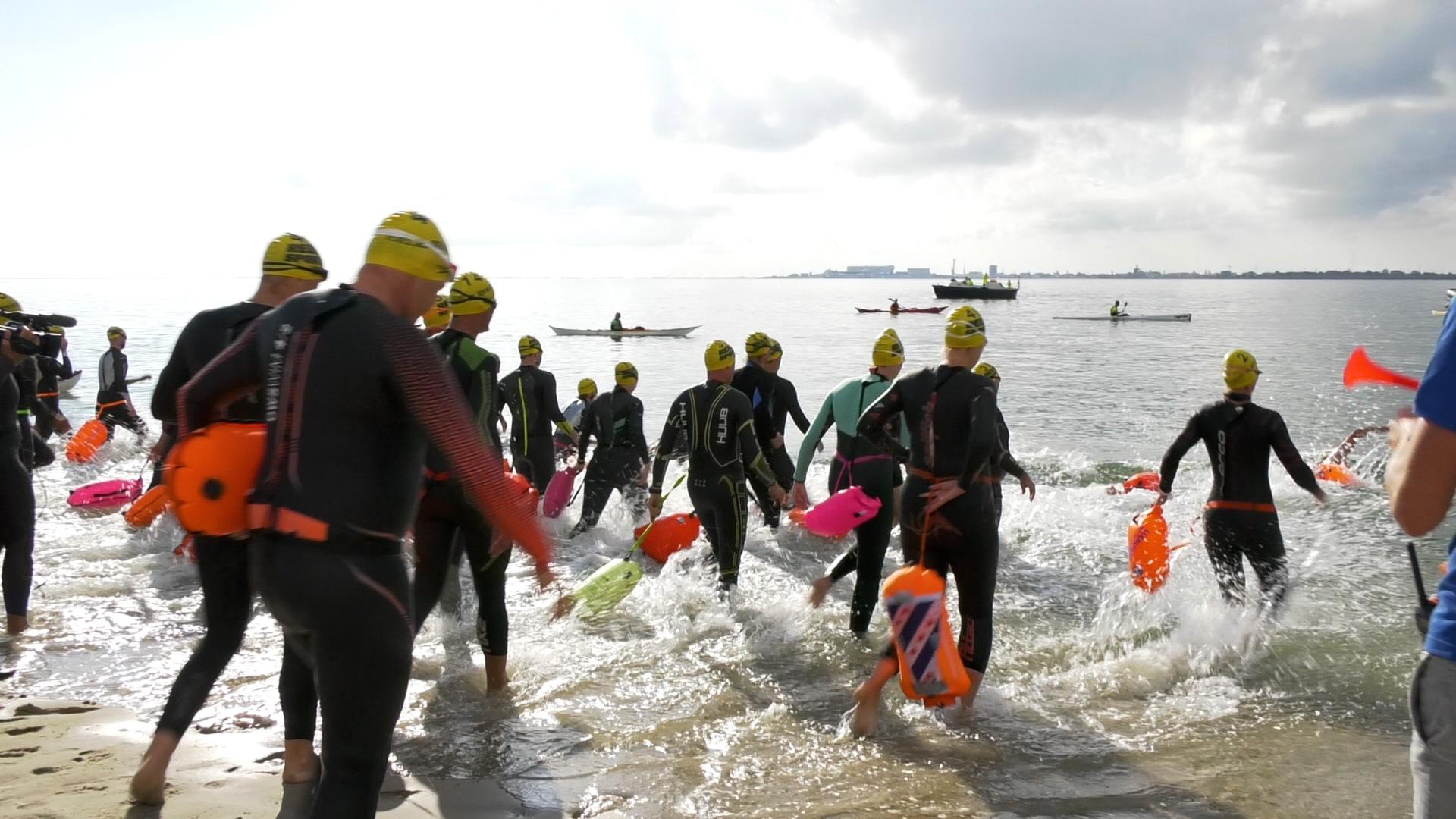 Dick Kuijsters zwemt als snelste van Texel naar Den Helder (video)
